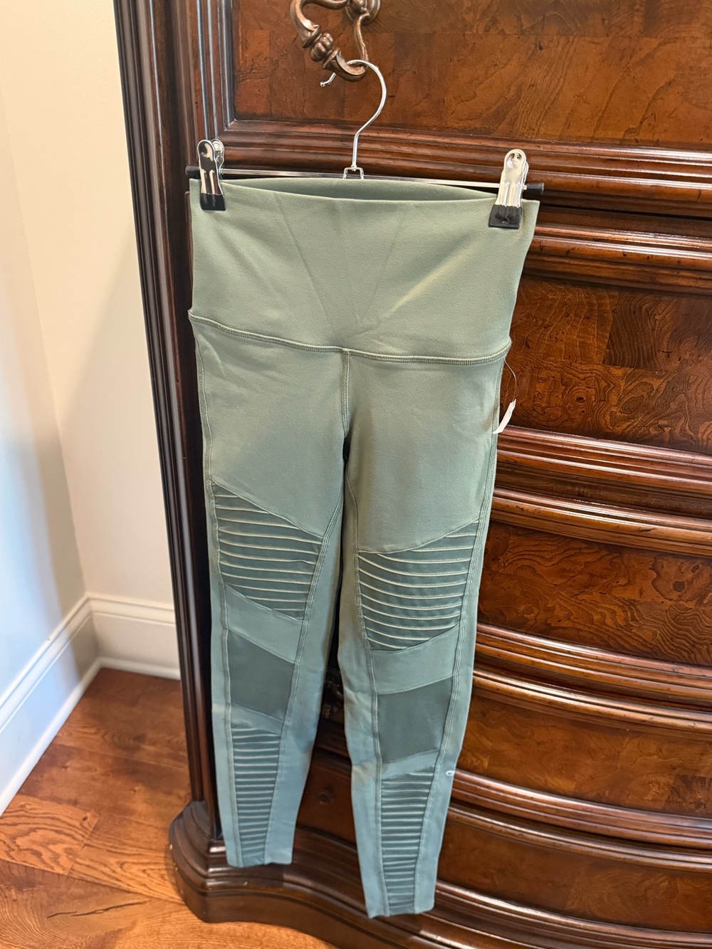 NWT Alo Yoga Pull On High-Waisted Moto Leggings Jungle Green XS